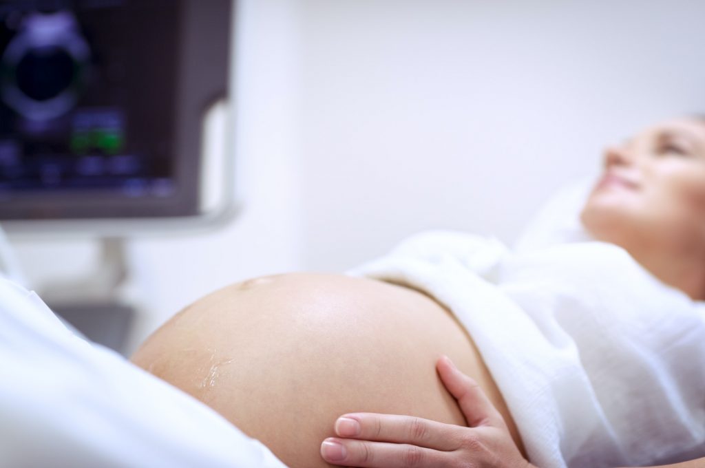 Inwendige zwangerschapsecho bij Echocentrum Anneke Schmidt woman doing ultrasound